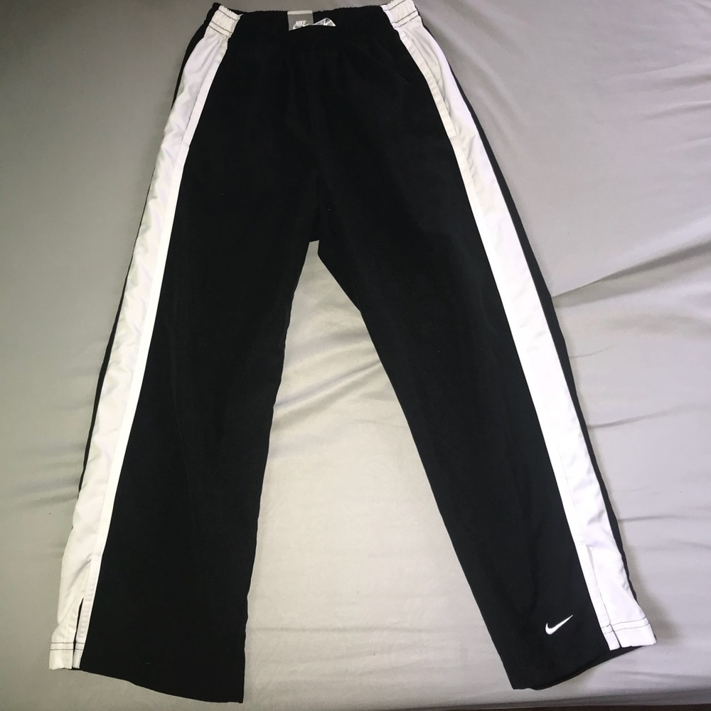 Nike cropped size small (4-6)